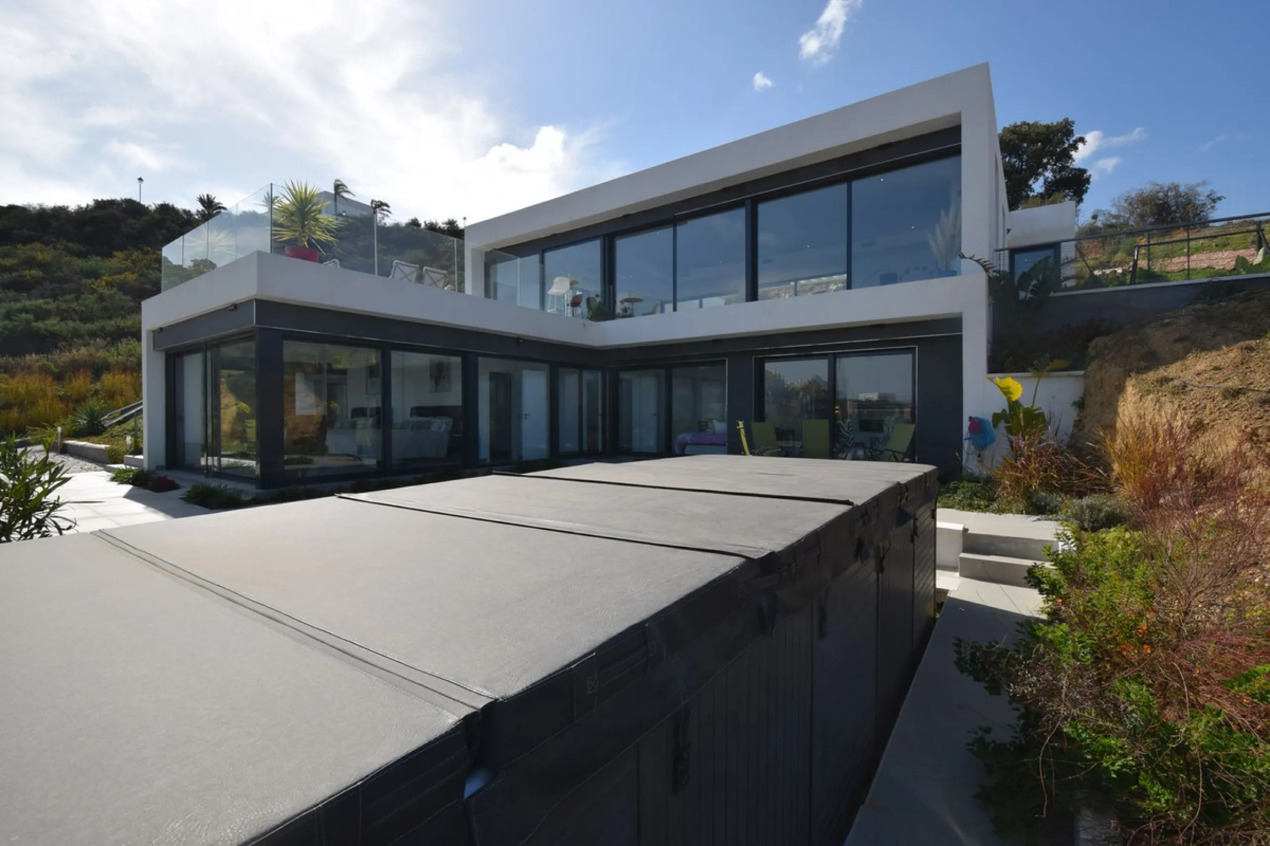 House - Detached Villa в продаже в Mijas, Málaga. В доме 4 спален и 3 ванных комнат. Площадь дома 252 м². Площадь участка 1853 м²