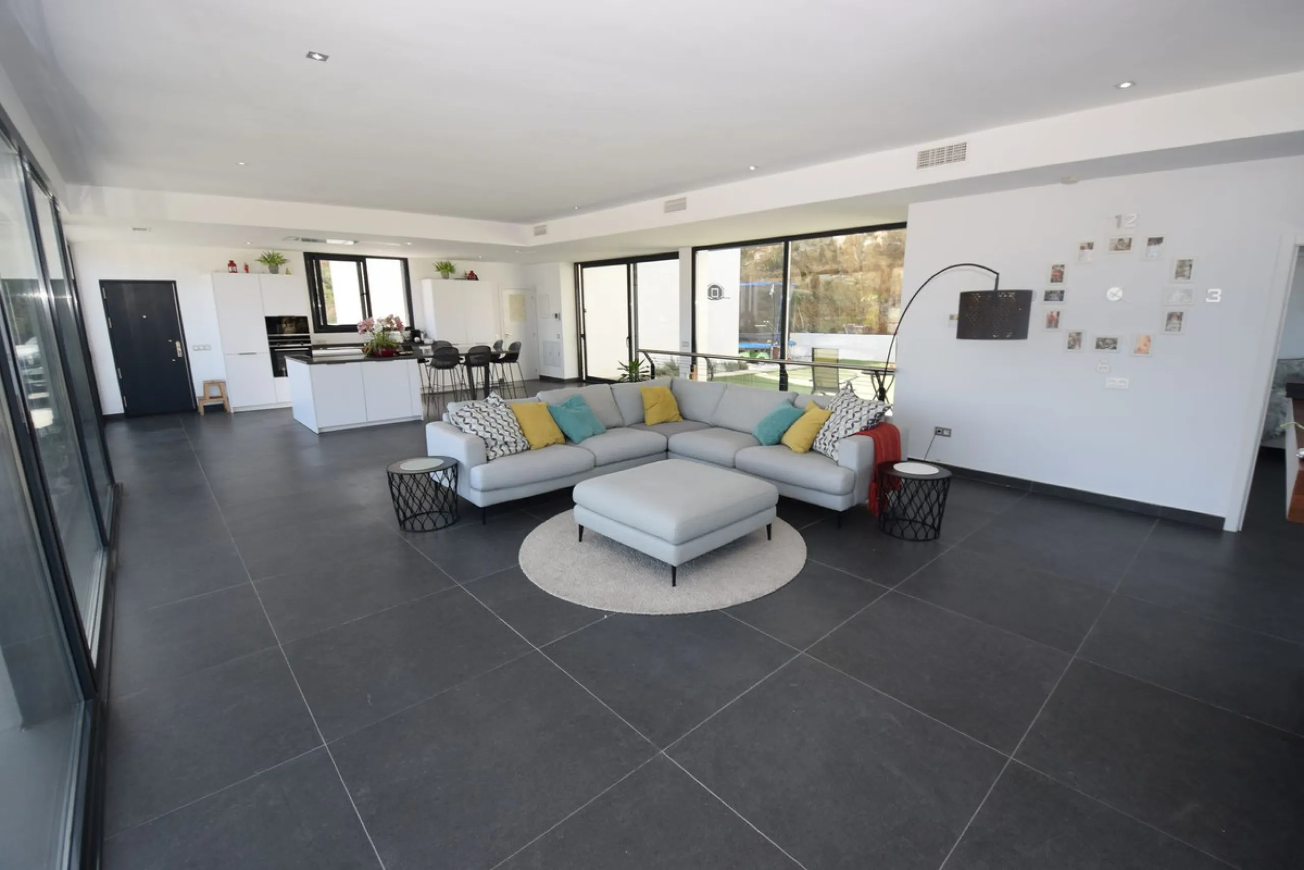 House - Detached Villa в продаже в Mijas, Málaga. В доме 4 спален и 3 ванных комнат. Площадь дома 252 м². Площадь участка 1853 м²