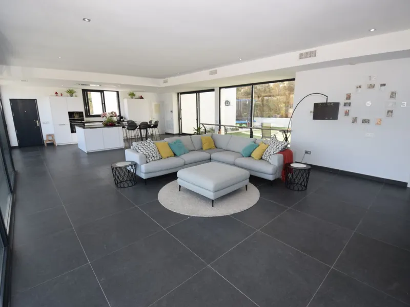 House - Detached Villa в продаже в Mijas, Málaga. В доме 4 спален и 3 ванных комнат. Площадь дома 252 м². Площадь участка 1853 м²
