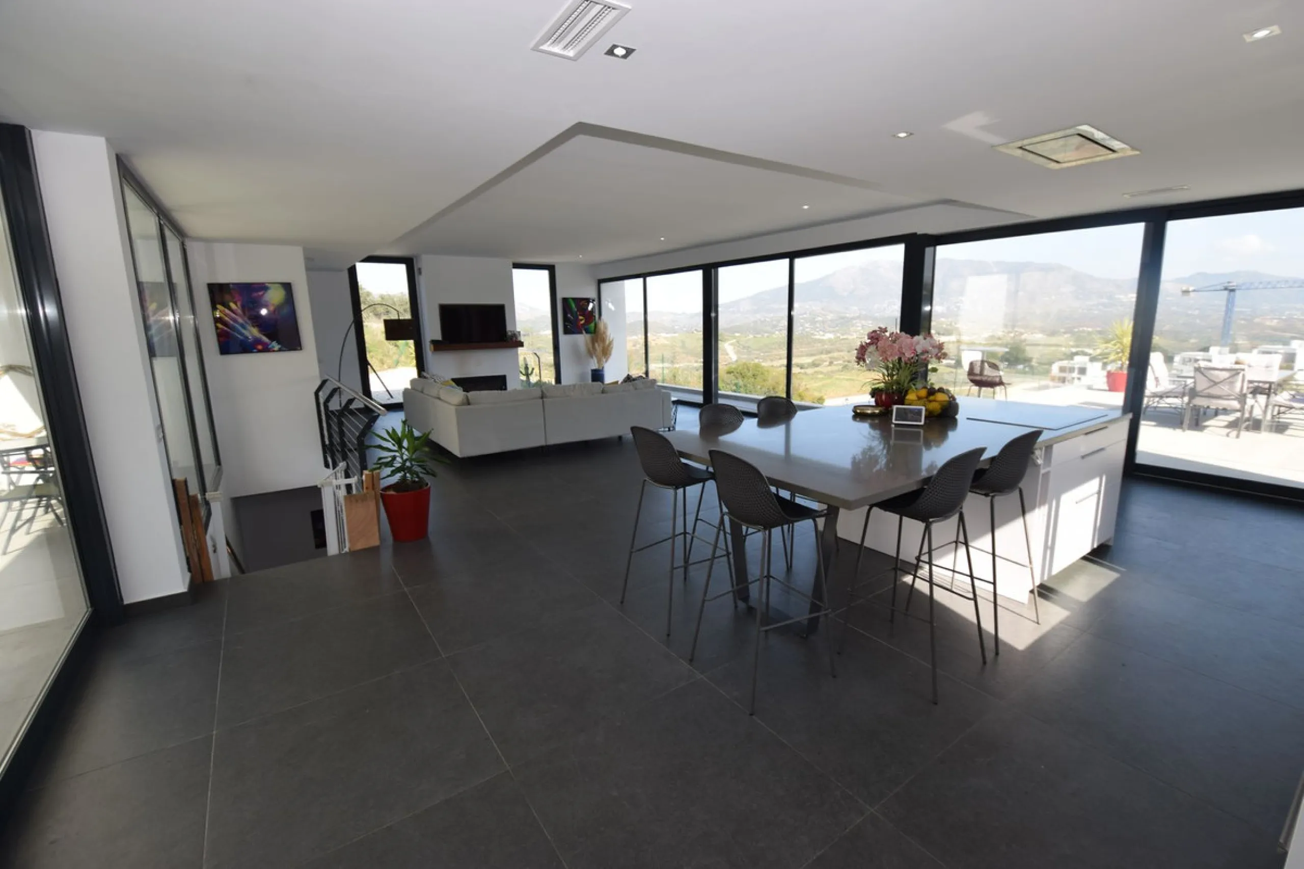 House - Detached Villa в продаже в Mijas, Málaga. В доме 4 спален и 3 ванных комнат. Площадь дома 252 м². Площадь участка 1853 м²