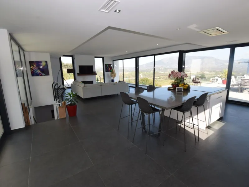 House - Detached Villa в продаже в Mijas, Málaga. В доме 4 спален и 3 ванных комнат. Площадь дома 252 м². Площадь участка 1853 м²
