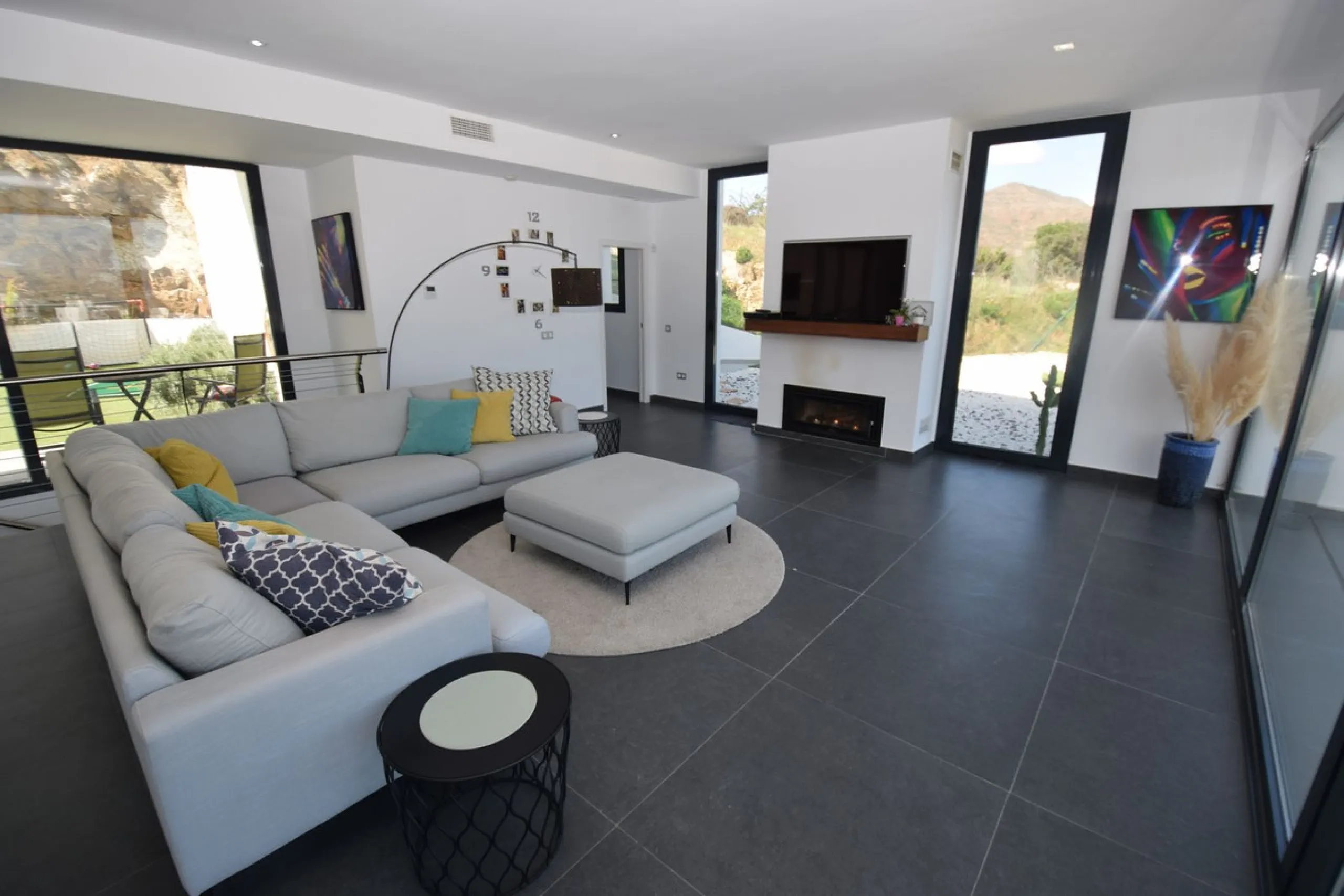 House - Detached Villa в продаже в Mijas, Málaga. В доме 4 спален и 3 ванных комнат. Площадь дома 252 м². Площадь участка 1853 м²