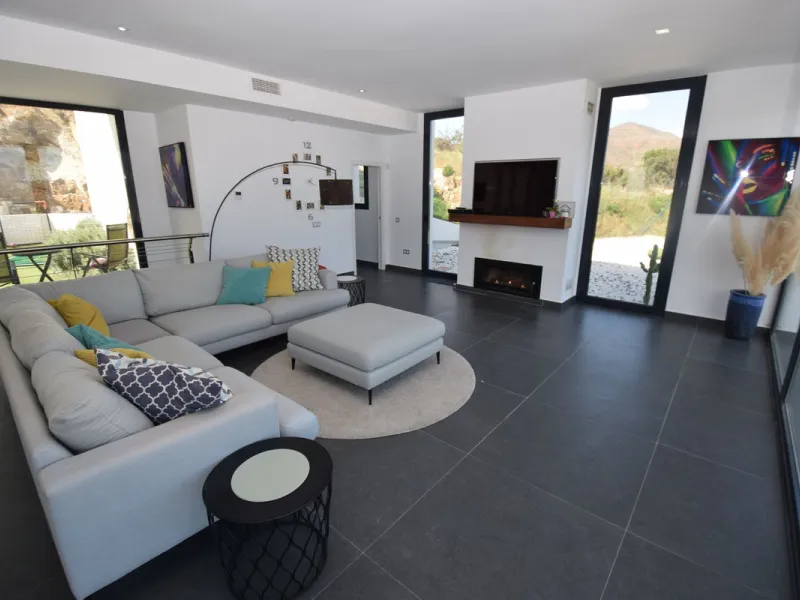 House - Detached Villa в продаже в Mijas, Málaga. В доме 4 спален и 3 ванных комнат. Площадь дома 252 м². Площадь участка 1853 м²
