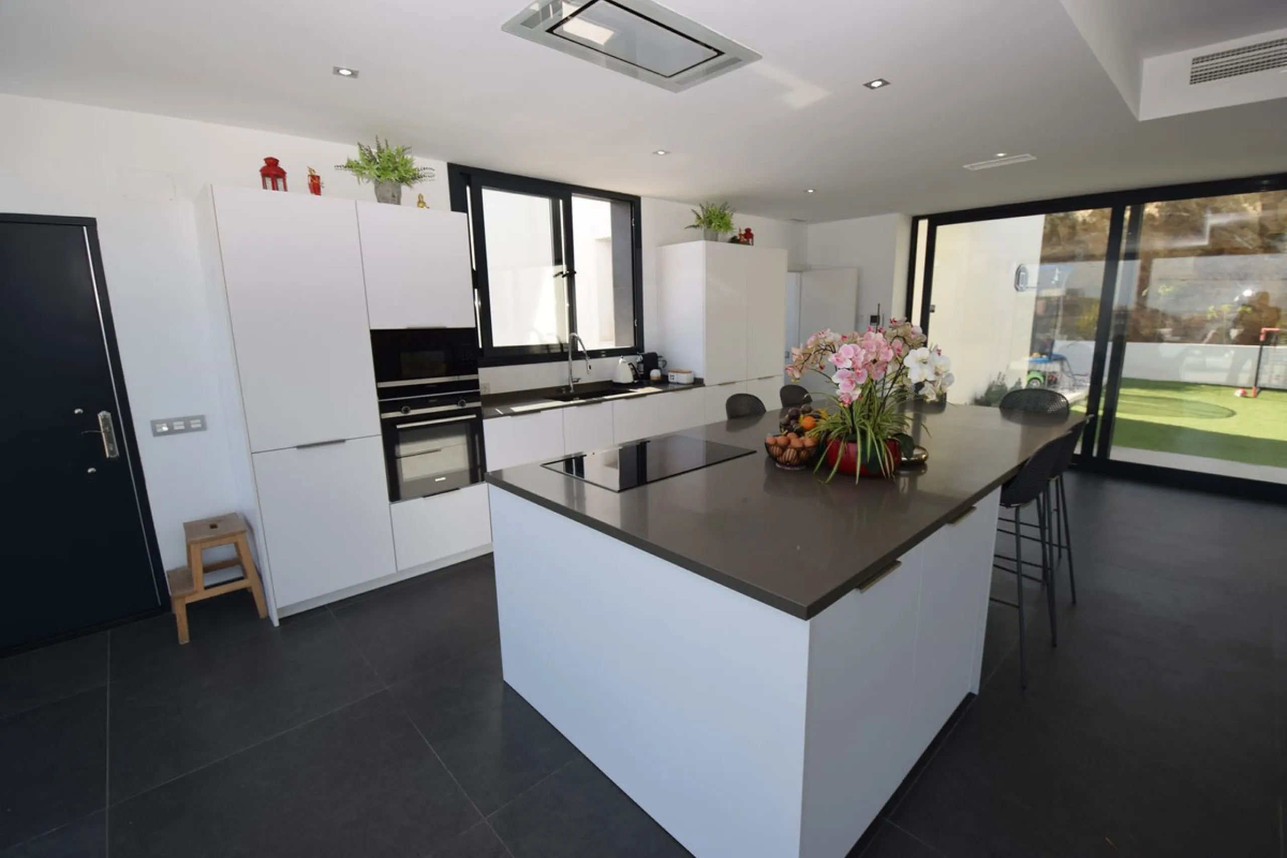 House - Detached Villa в продаже в Mijas, Málaga. В доме 4 спален и 3 ванных комнат. Площадь дома 252 м². Площадь участка 1853 м²