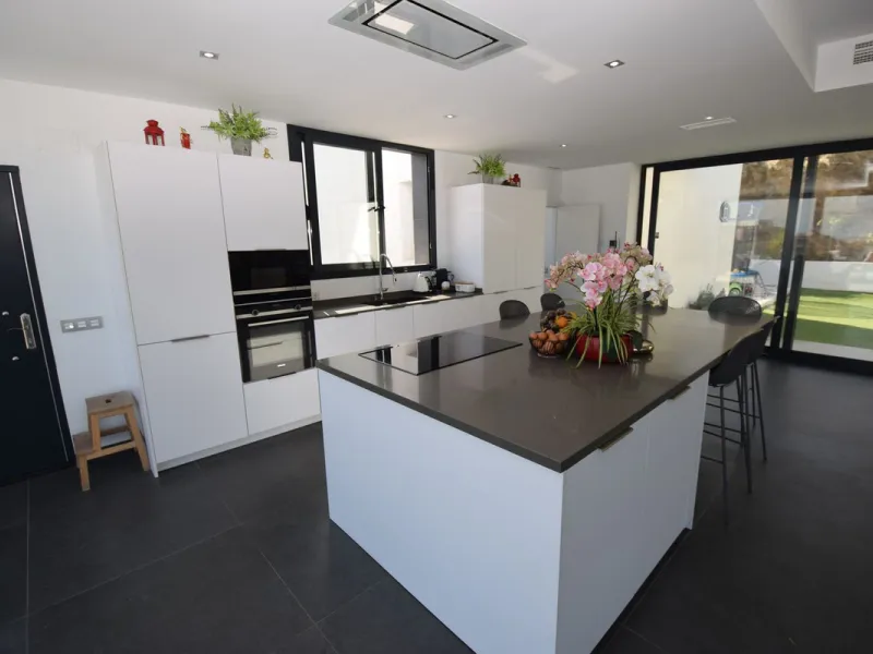 House - Detached Villa в продаже в Mijas, Málaga. В доме 4 спален и 3 ванных комнат. Площадь дома 252 м². Площадь участка 1853 м²