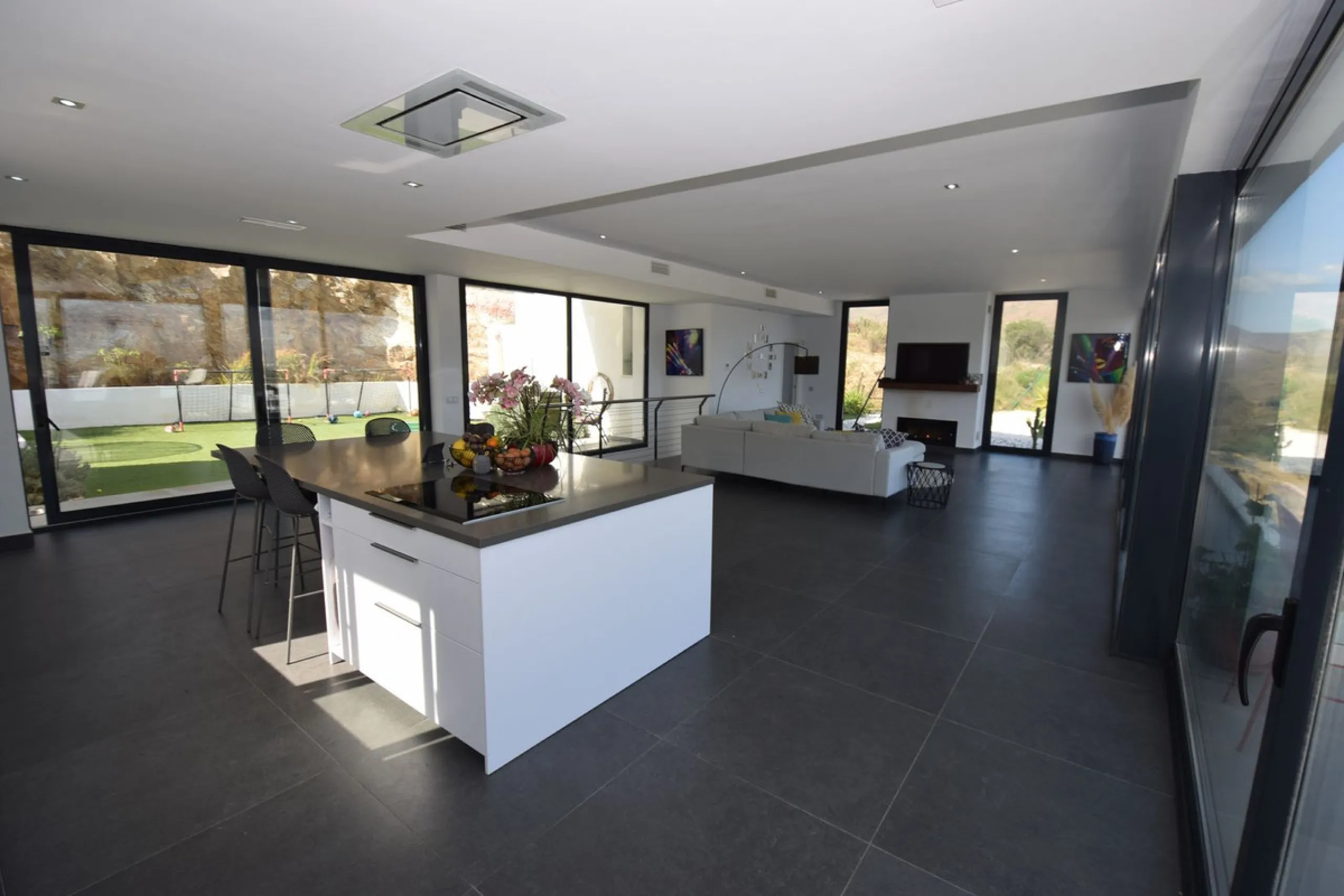 House - Detached Villa в продаже в Mijas, Málaga. В доме 4 спален и 3 ванных комнат. Площадь дома 252 м². Площадь участка 1853 м²