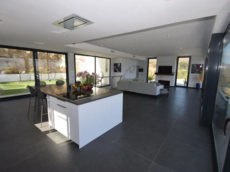 House - Detached Villa в продаже в Mijas, Málaga. В доме 4 спален и 3 ванных комнат. Площадь дома 252 м². Площадь участка 1853 м²