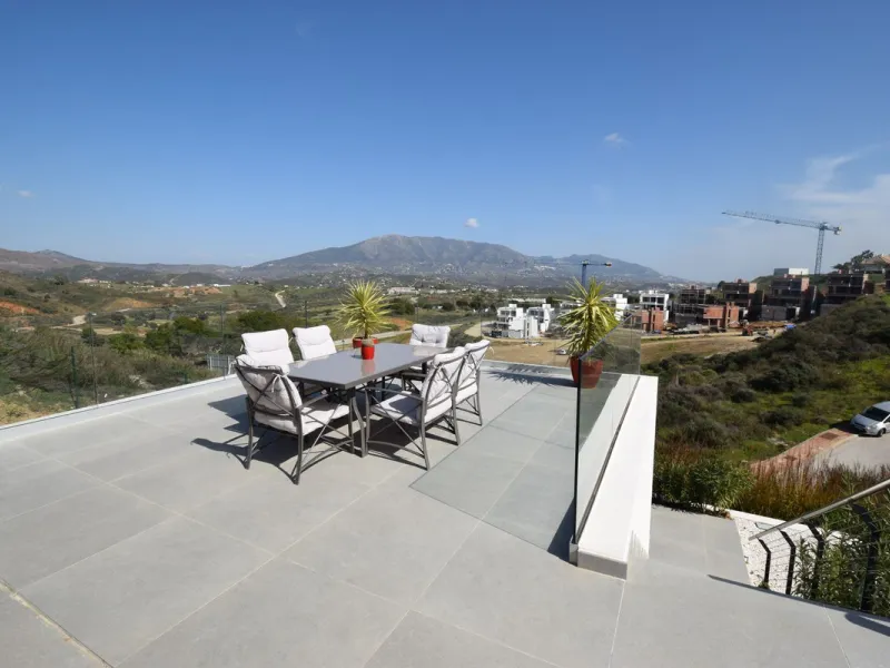 House - Detached Villa в продаже в Mijas, Málaga. В доме 4 спален и 3 ванных комнат. Площадь дома 252 м². Площадь участка 1853 м²