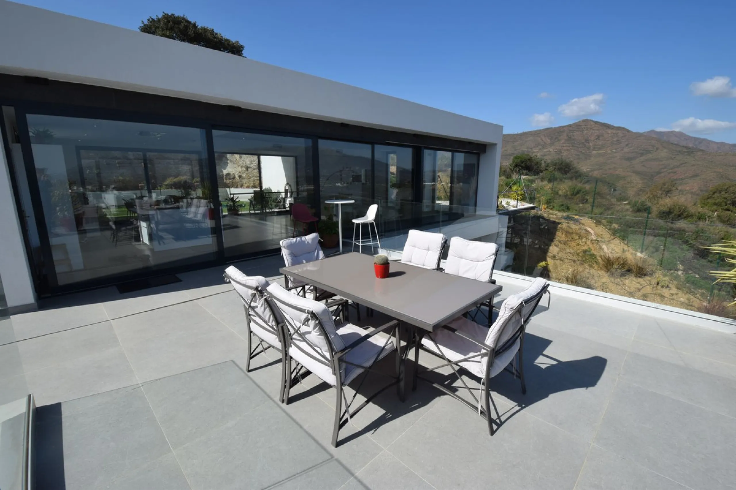 House - Detached Villa в продаже в Mijas, Málaga. В доме 4 спален и 3 ванных комнат. Площадь дома 252 м². Площадь участка 1853 м²