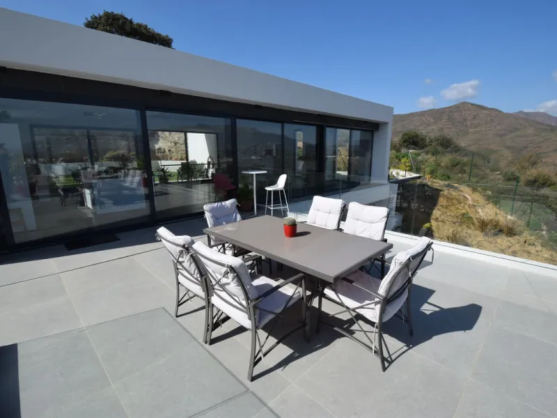 House - Detached Villa в продаже в Mijas, Málaga. В доме 4 спален и 3 ванных комнат. Площадь дома 252 м². Площадь участка 1853 м²