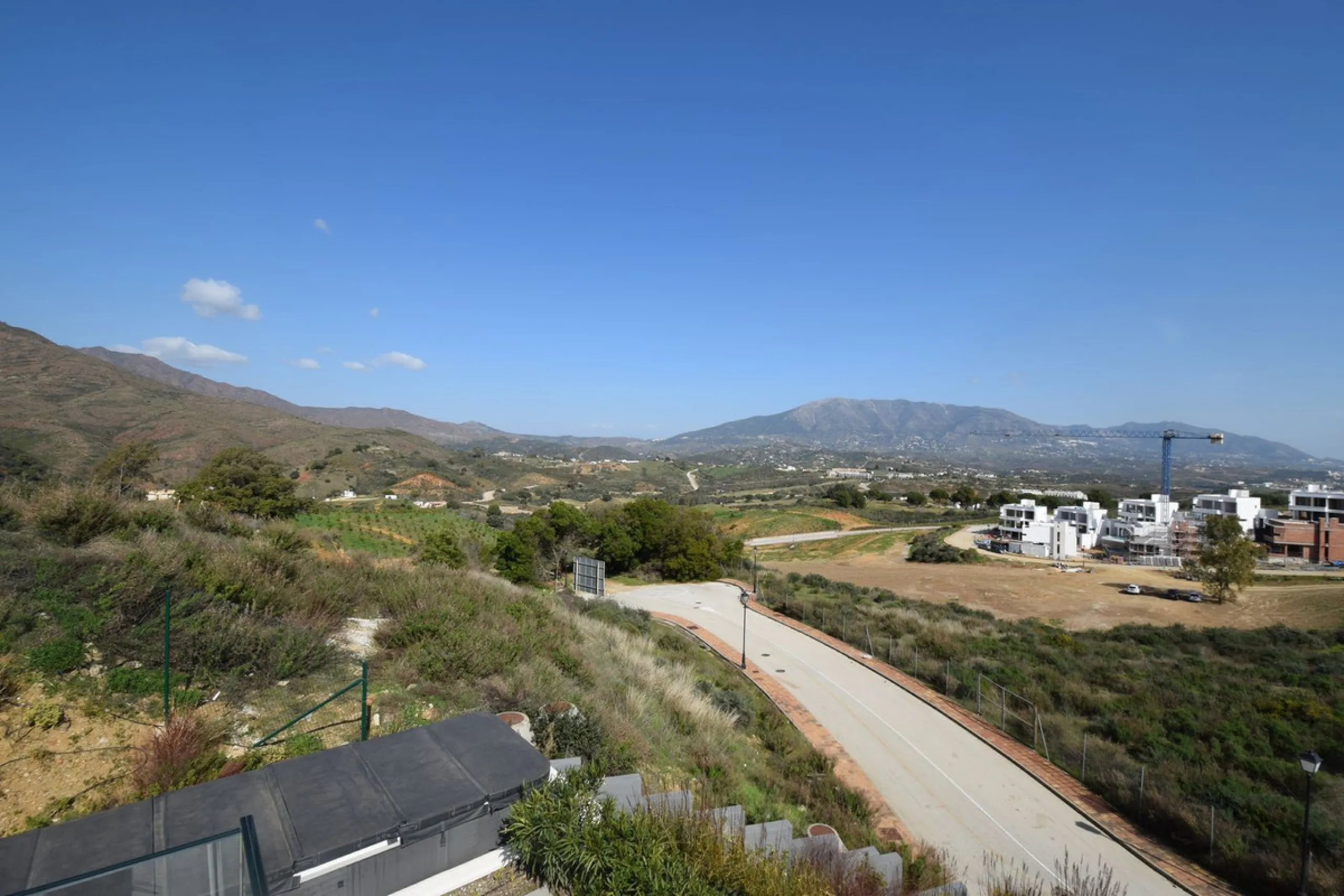 House - Detached Villa в продаже в Mijas, Málaga. В доме 4 спален и 3 ванных комнат. Площадь дома 252 м². Площадь участка 1853 м²