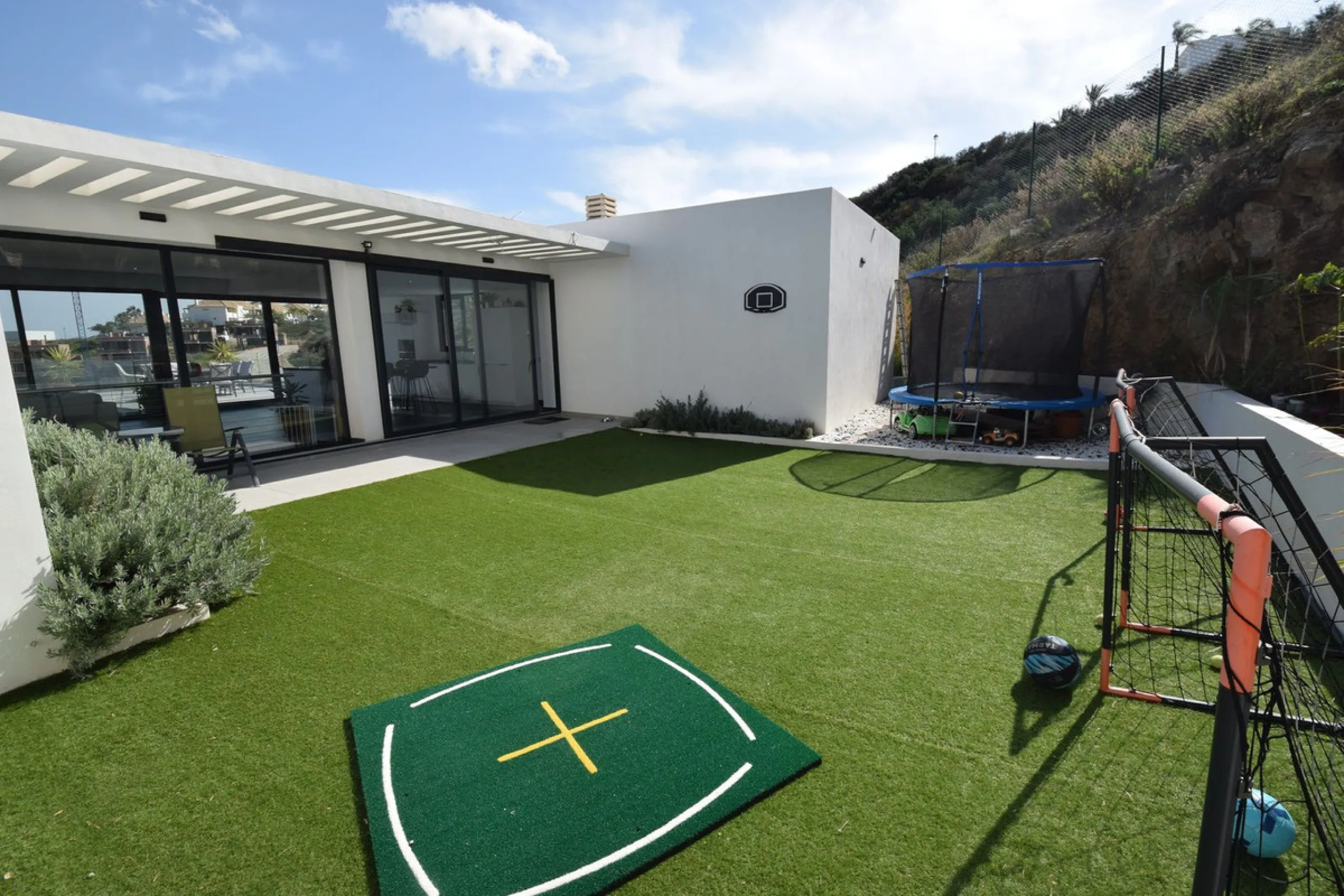 House - Detached Villa в продаже в Mijas, Málaga. В доме 4 спален и 3 ванных комнат. Площадь дома 252 м². Площадь участка 1853 м²