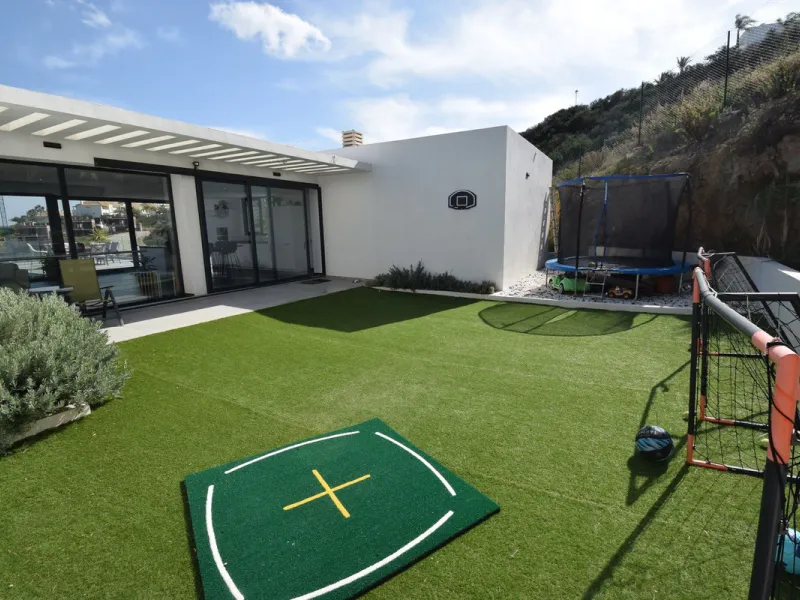 House - Detached Villa в продаже в Mijas, Málaga. В доме 4 спален и 3 ванных комнат. Площадь дома 252 м². Площадь участка 1853 м²