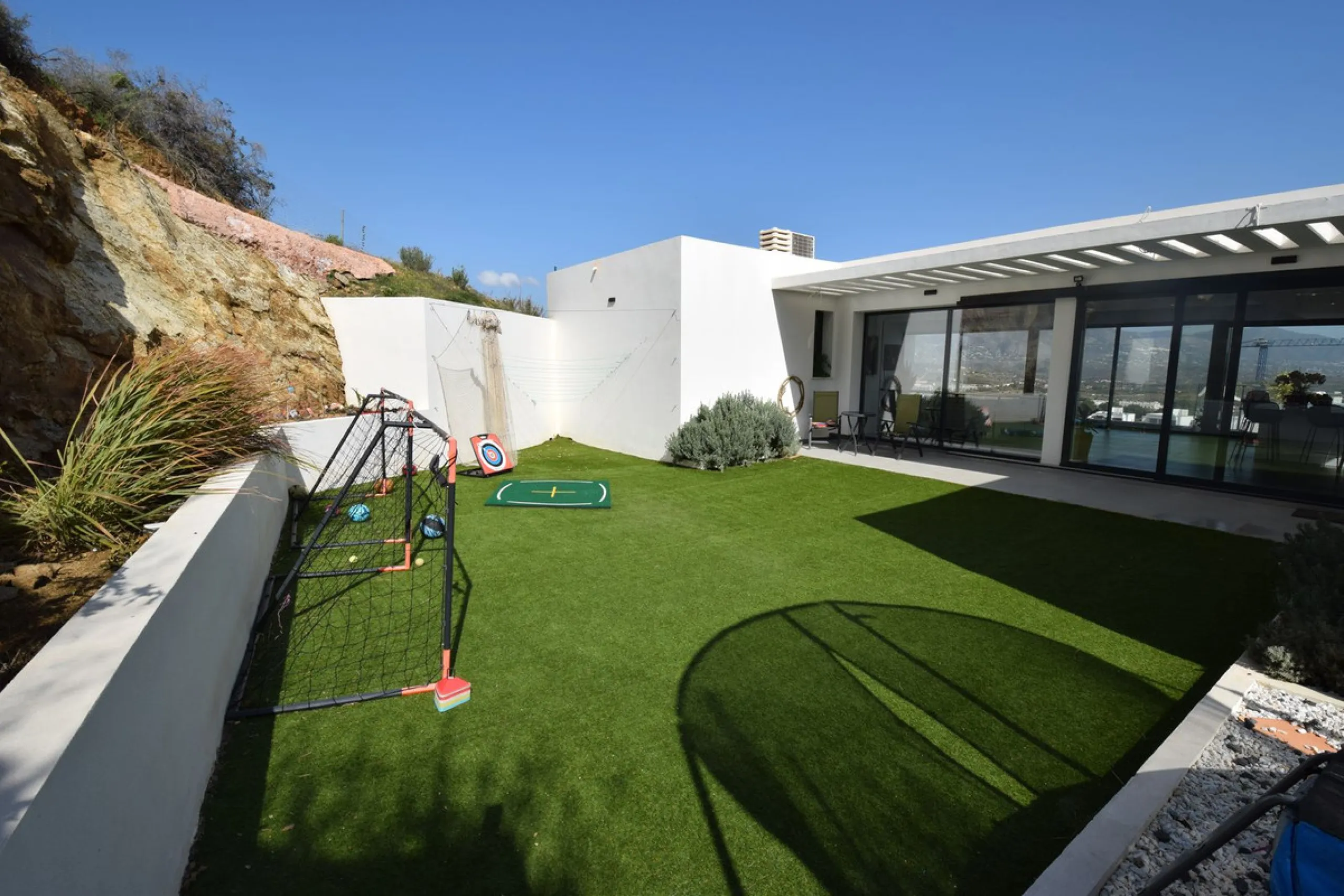 House - Detached Villa в продаже в Mijas, Málaga. В доме 4 спален и 3 ванных комнат. Площадь дома 252 м². Площадь участка 1853 м²