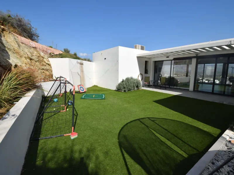 House - Detached Villa в продаже в Mijas, Málaga. В доме 4 спален и 3 ванных комнат. Площадь дома 252 м². Площадь участка 1853 м²