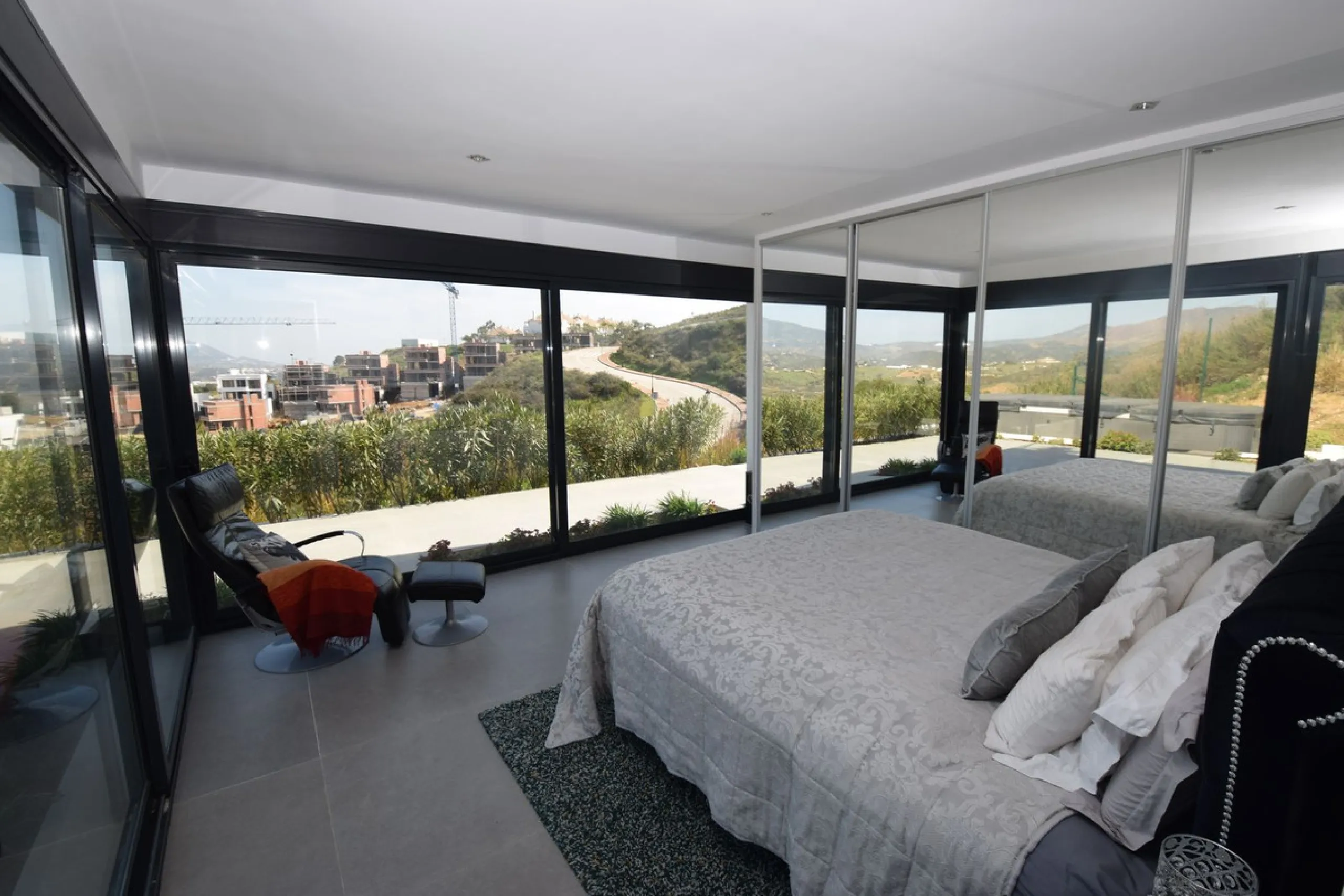 House - Detached Villa в продаже в Mijas, Málaga. В доме 4 спален и 3 ванных комнат. Площадь дома 252 м². Площадь участка 1853 м²