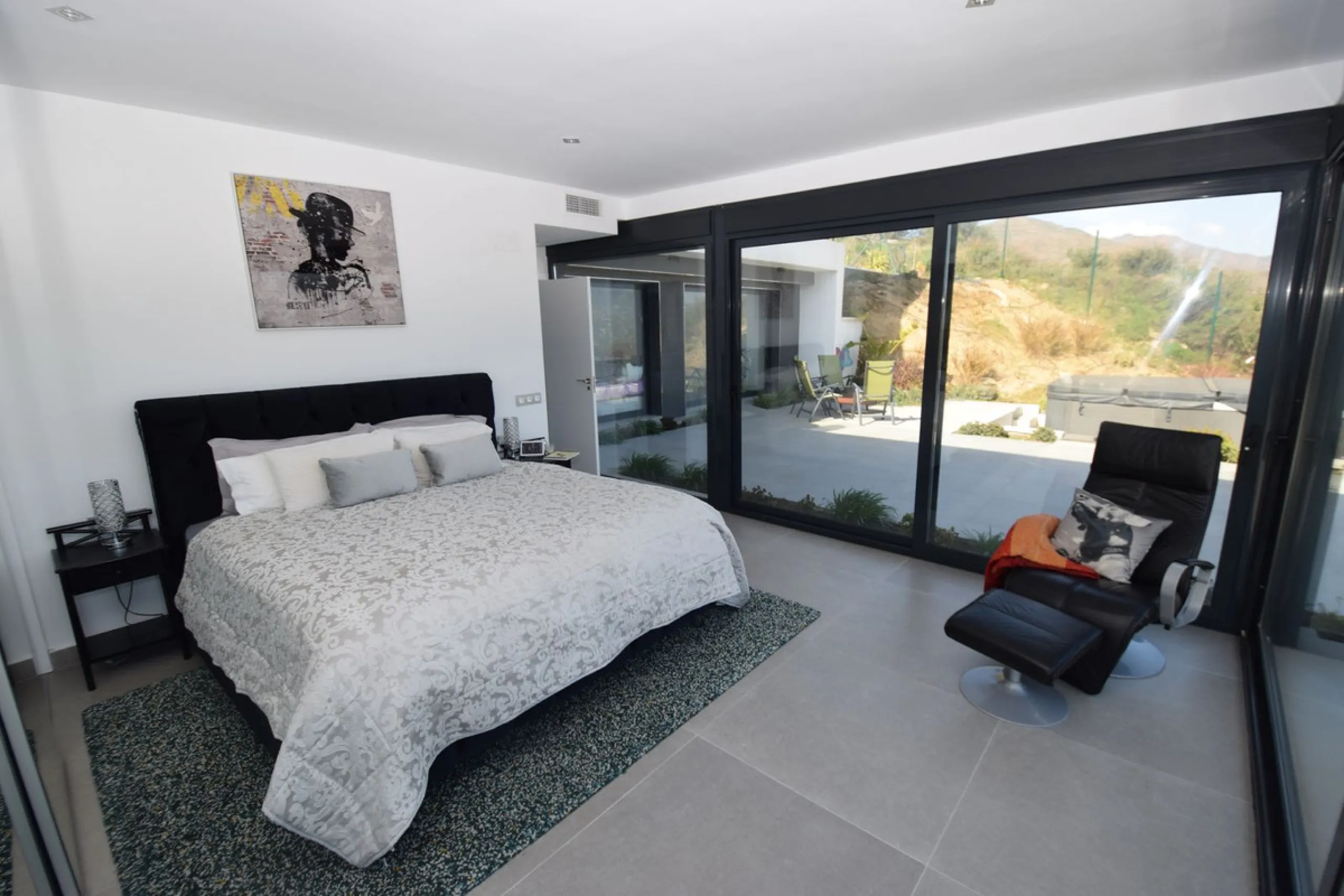 House - Detached Villa в продаже в Mijas, Málaga. В доме 4 спален и 3 ванных комнат. Площадь дома 252 м². Площадь участка 1853 м²