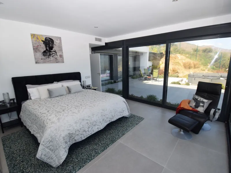 House - Detached Villa в продаже в Mijas, Málaga. В доме 4 спален и 3 ванных комнат. Площадь дома 252 м². Площадь участка 1853 м²