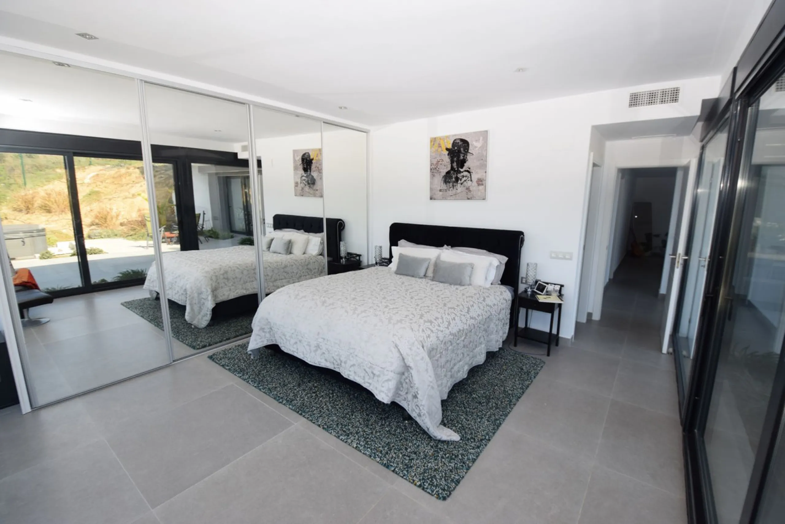 House - Detached Villa в продаже в Mijas, Málaga. В доме 4 спален и 3 ванных комнат. Площадь дома 252 м². Площадь участка 1853 м²