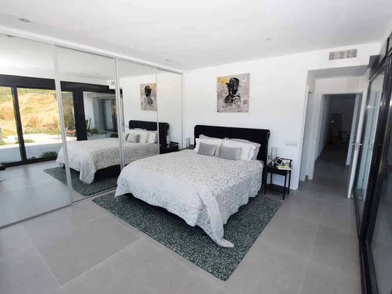 House - Detached Villa в продаже в Mijas, Málaga. В доме 4 спален и 3 ванных комнат. Площадь дома 252 м². Площадь участка 1853 м²