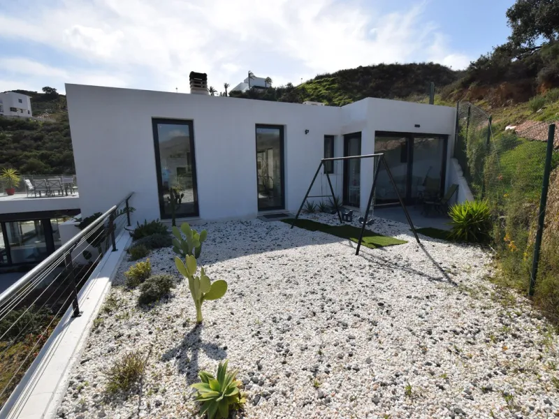 House - Detached Villa в продаже в Mijas, Málaga. В доме 4 спален и 3 ванных комнат. Площадь дома 252 м². Площадь участка 1853 м²