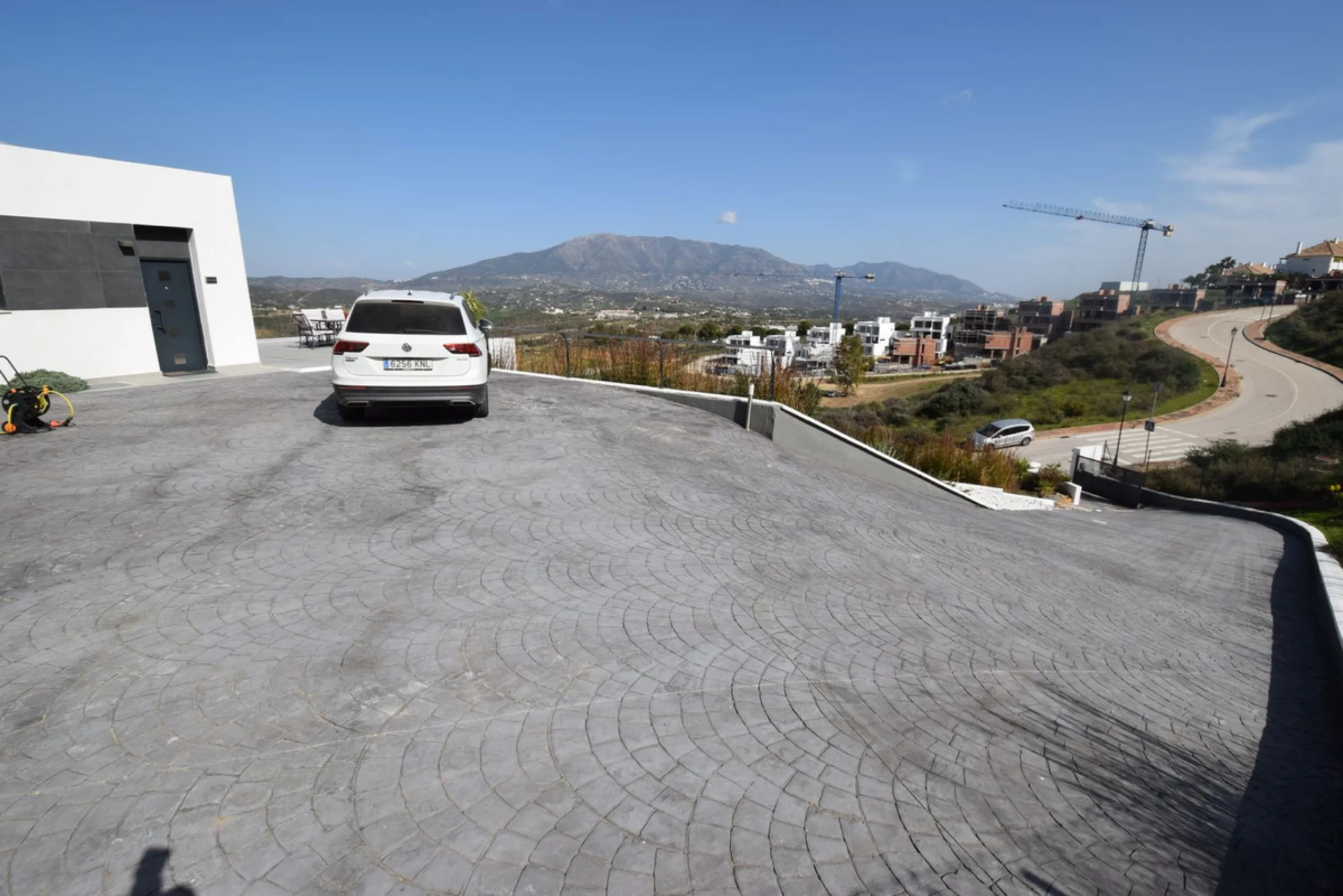 House - Detached Villa в продаже в Mijas, Málaga. В доме 4 спален и 3 ванных комнат. Площадь дома 252 м². Площадь участка 1853 м²