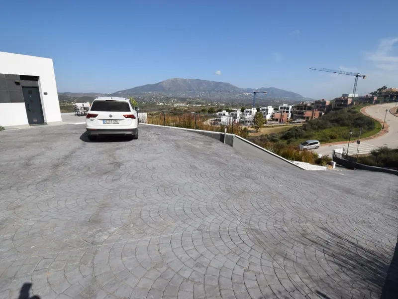 House - Detached Villa в продаже в Mijas, Málaga. В доме 4 спален и 3 ванных комнат. Площадь дома 252 м². Площадь участка 1853 м²