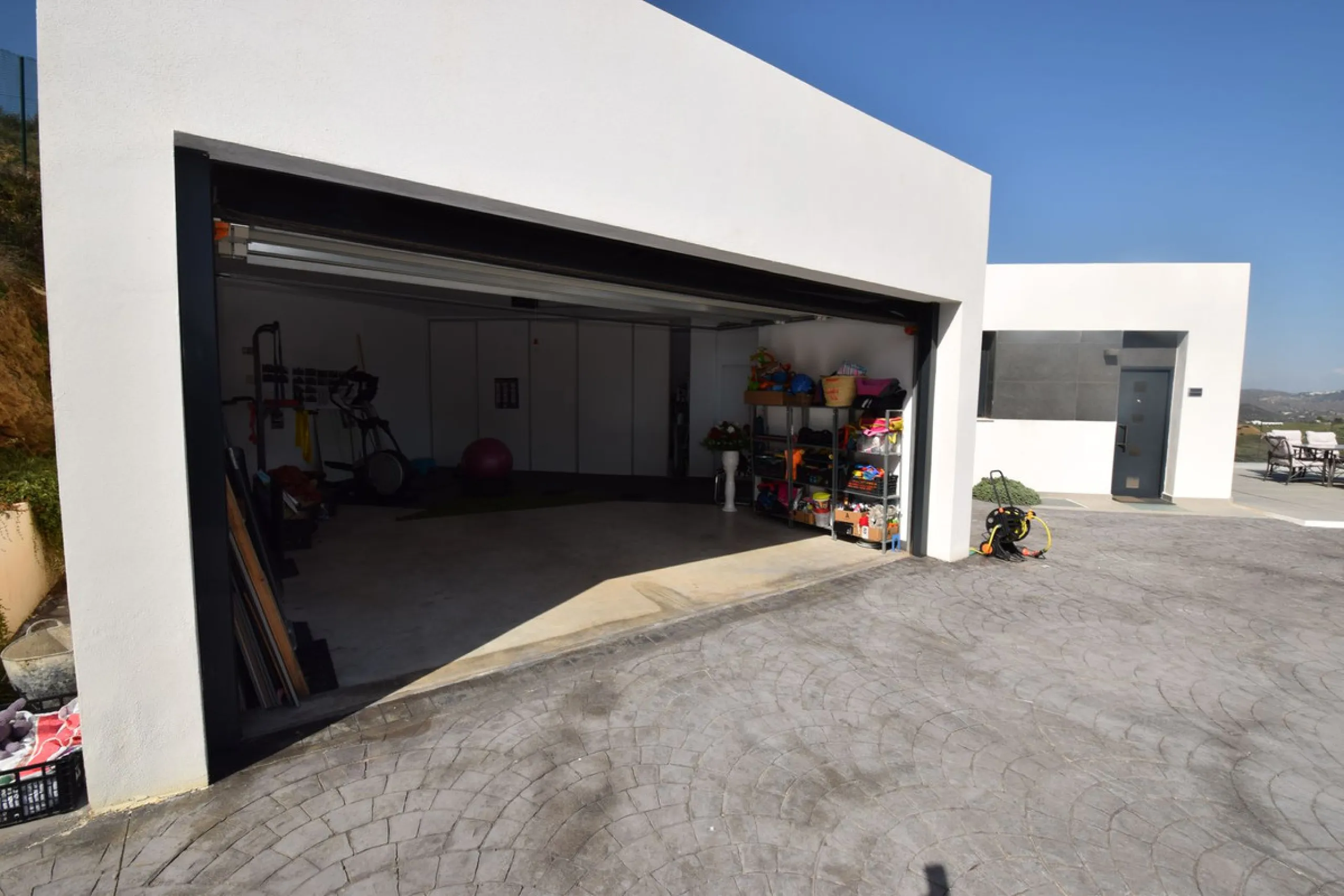 House - Detached Villa в продаже в Mijas, Málaga. В доме 4 спален и 3 ванных комнат. Площадь дома 252 м². Площадь участка 1853 м²