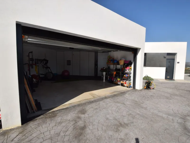 House - Detached Villa в продаже в Mijas, Málaga. В доме 4 спален и 3 ванных комнат. Площадь дома 252 м². Площадь участка 1853 м²