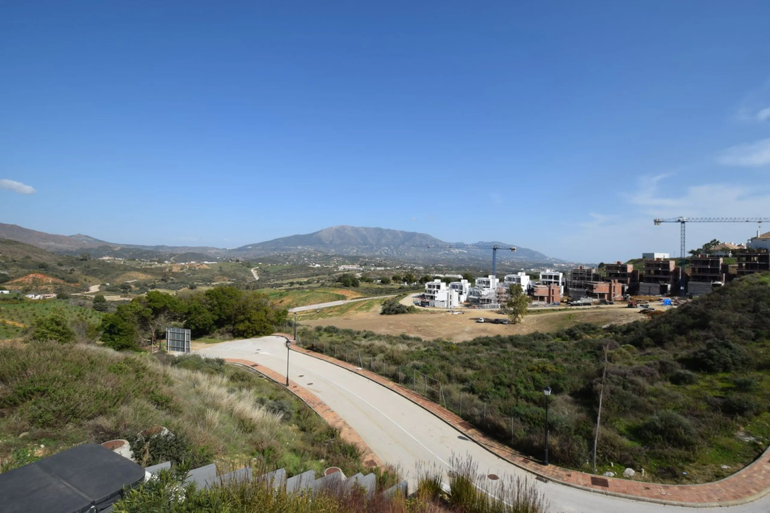 House - Detached Villa в продаже в Mijas, Málaga. В доме 4 спален и 3 ванных комнат. Площадь дома 252 м². Площадь участка 1853 м²