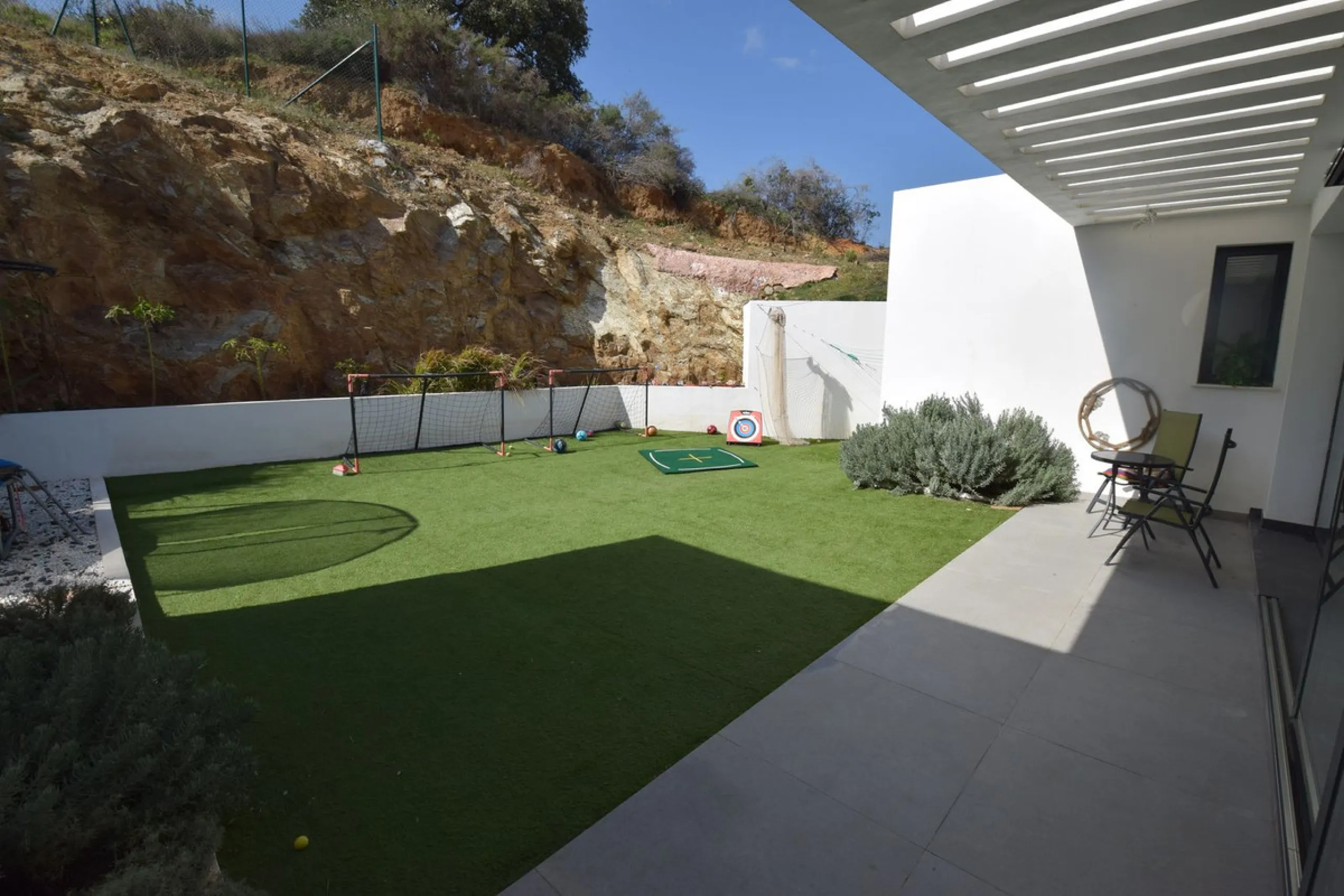 House - Detached Villa в продаже в Mijas, Málaga. В доме 4 спален и 3 ванных комнат. Площадь дома 252 м². Площадь участка 1853 м²