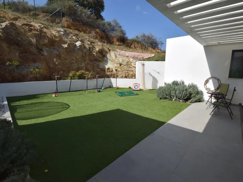 House - Detached Villa в продаже в Mijas, Málaga. В доме 4 спален и 3 ванных комнат. Площадь дома 252 м². Площадь участка 1853 м²