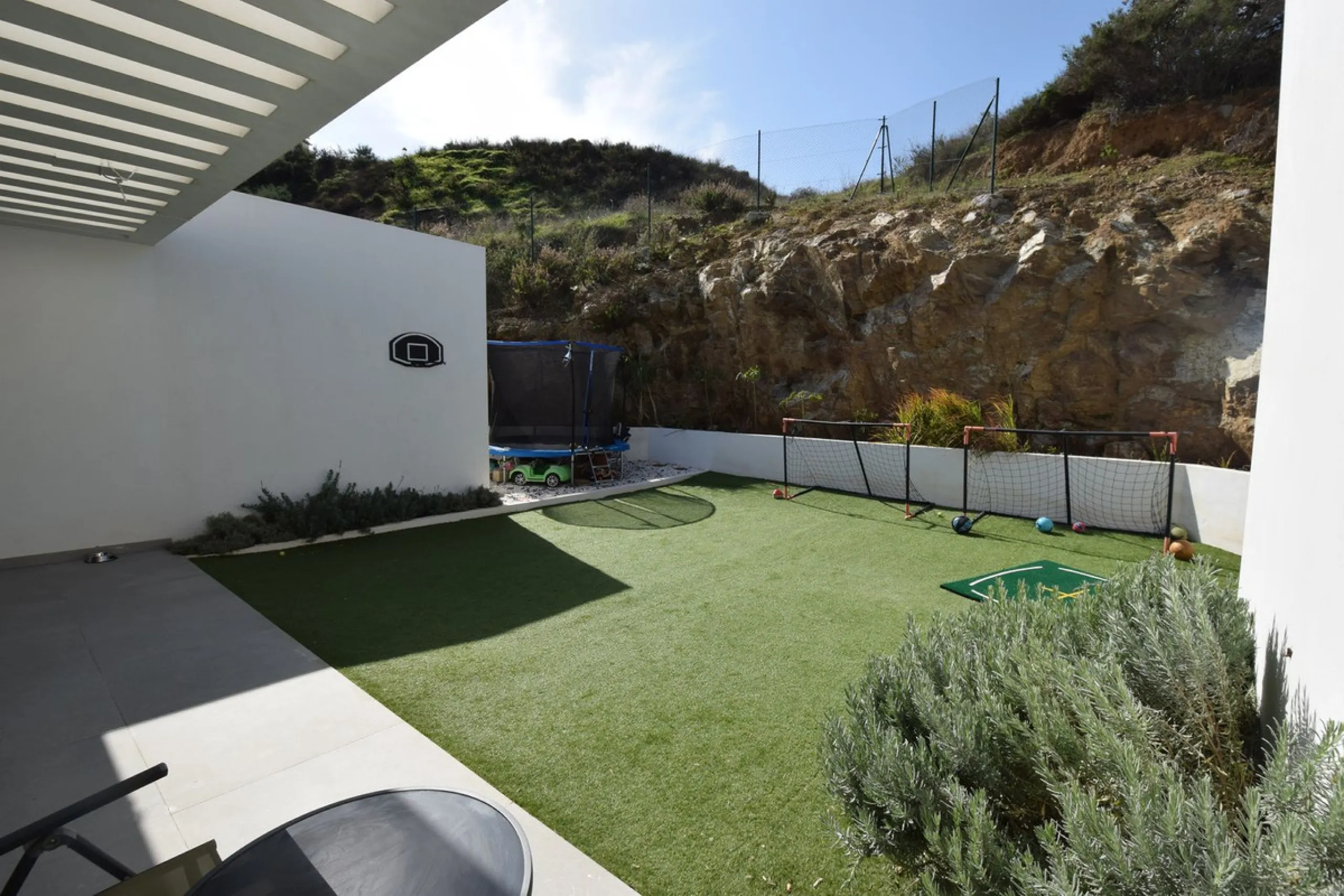 House - Detached Villa в продаже в Mijas, Málaga. В доме 4 спален и 3 ванных комнат. Площадь дома 252 м². Площадь участка 1853 м²