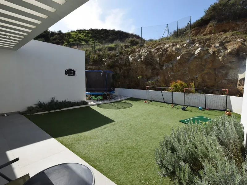 House - Detached Villa в продаже в Mijas, Málaga. В доме 4 спален и 3 ванных комнат. Площадь дома 252 м². Площадь участка 1853 м²