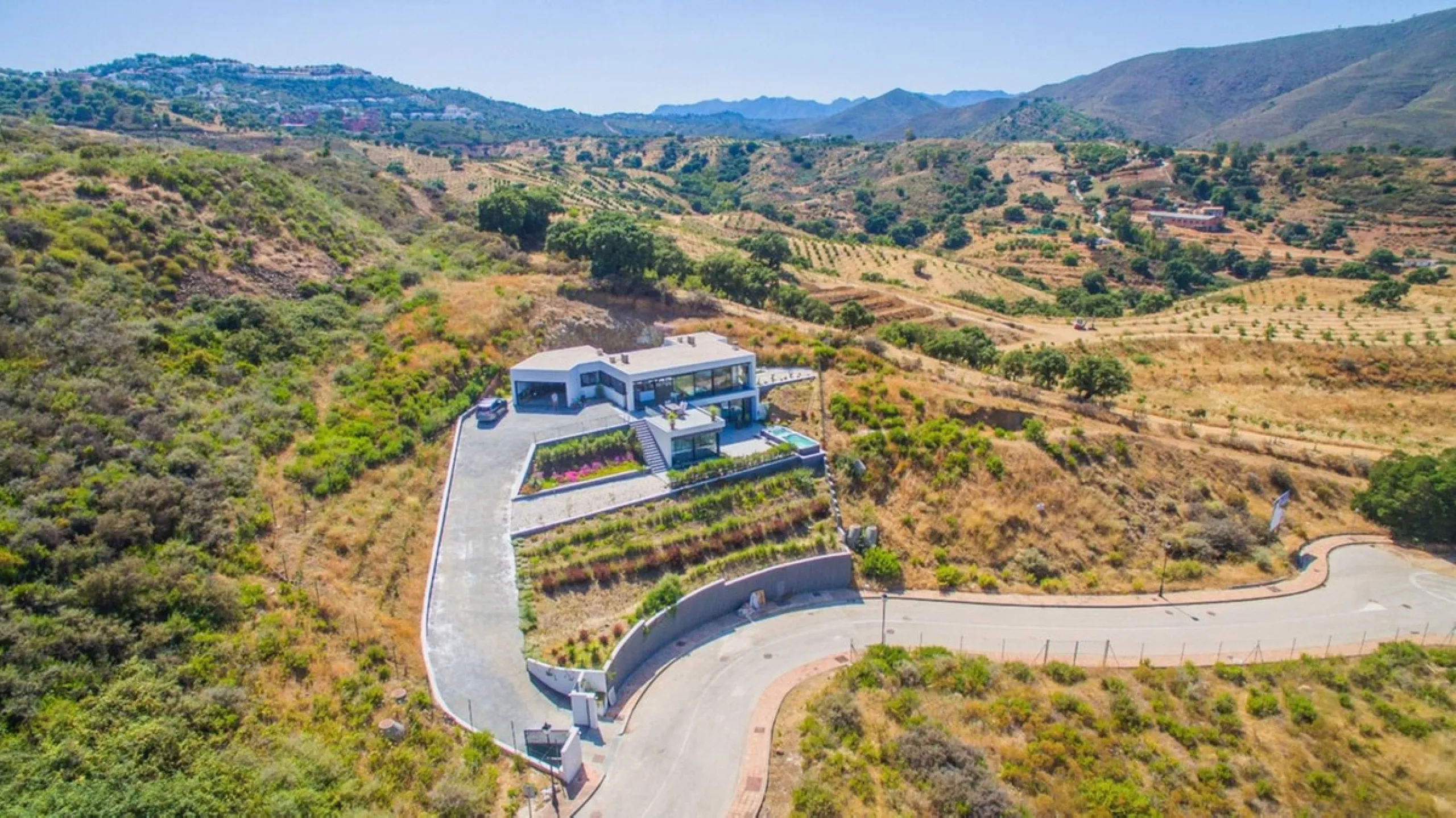 House - Detached Villa в продаже в Mijas, Málaga. В доме 4 спален и 3 ванных комнат. Площадь дома 252 м². Площадь участка 1853 м²
