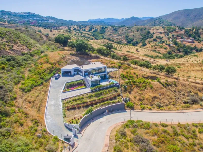 House - Detached Villa в продаже в Mijas, Málaga. В доме 4 спален и 3 ванных комнат. Площадь дома 252 м². Площадь участка 1853 м²