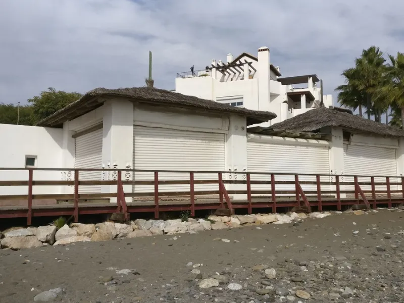 The beachfront restaurant of Ventura del Mar, located on the southern corner of the complex of the same name, was built together with the development and designed by the renowned architect Melvin Villarroel (Puente Romano, Sea Grill, Alcazaba, Alzambra, e