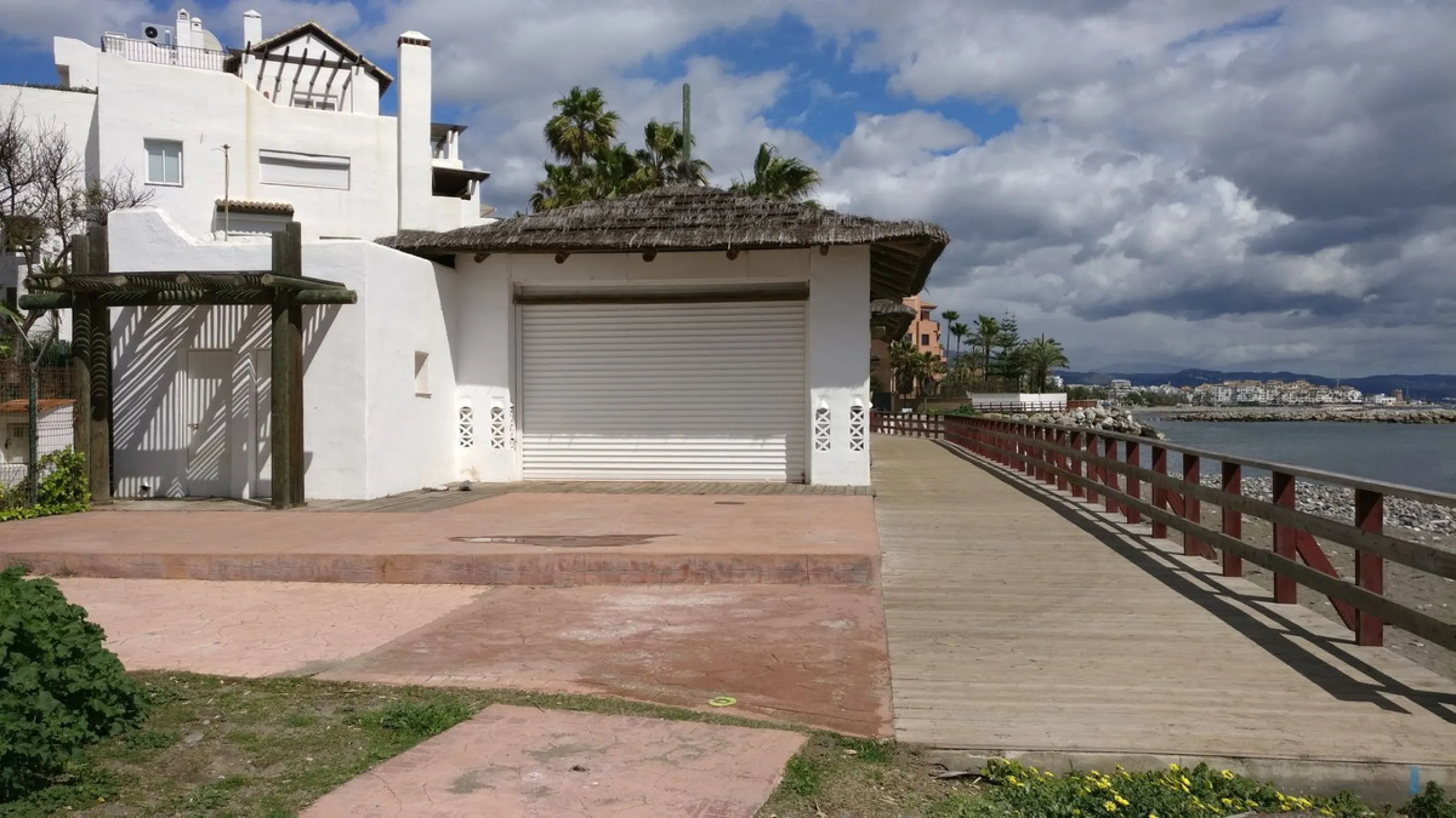 The beachfront restaurant of Ventura del Mar, located on the southern corner of the complex of the same name, was built together with the development and designed by the renowned architect Melvin Villarroel (Puente Romano, Sea Grill, Alcazaba, Alzambra, e