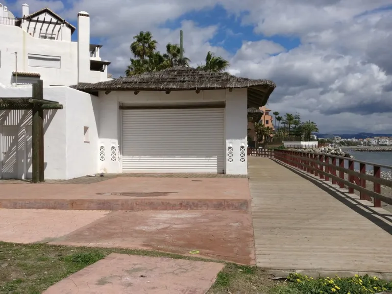 The beachfront restaurant of Ventura del Mar, located on the southern corner of the complex of the same name, was built together with the development and designed by the renowned architect Melvin Villarroel (Puente Romano, Sea Grill, Alcazaba, Alzambra, e