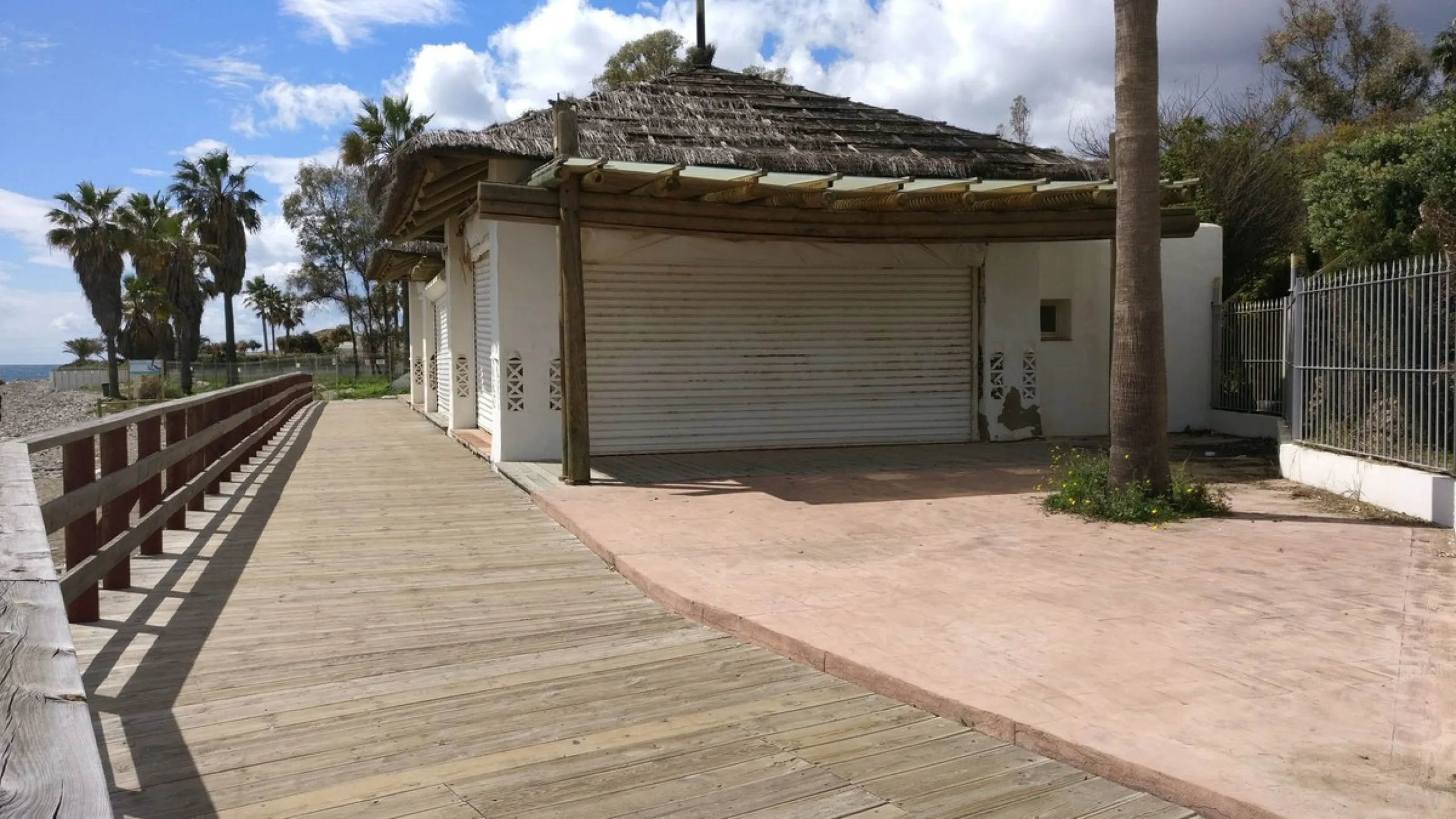 The beachfront restaurant of Ventura del Mar, located on the southern corner of the complex of the same name, was built together with the development and designed by the renowned architect Melvin Villarroel (Puente Romano, Sea Grill, Alcazaba, Alzambra, e