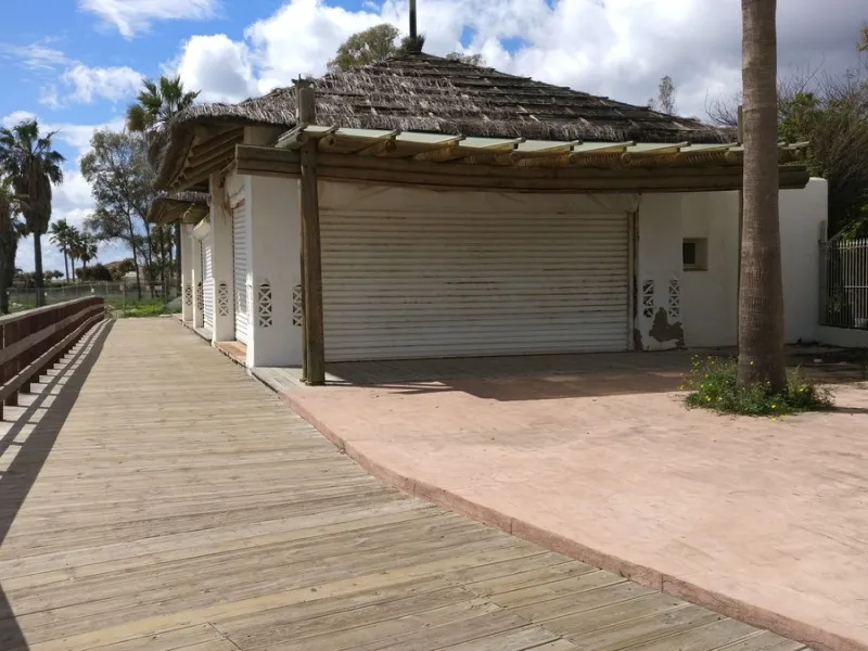 The beachfront restaurant of Ventura del Mar, located on the southern corner of the complex of the same name, was built together with the development and designed by the renowned architect Melvin Villarroel (Puente Romano, Sea Grill, Alcazaba, Alzambra, e