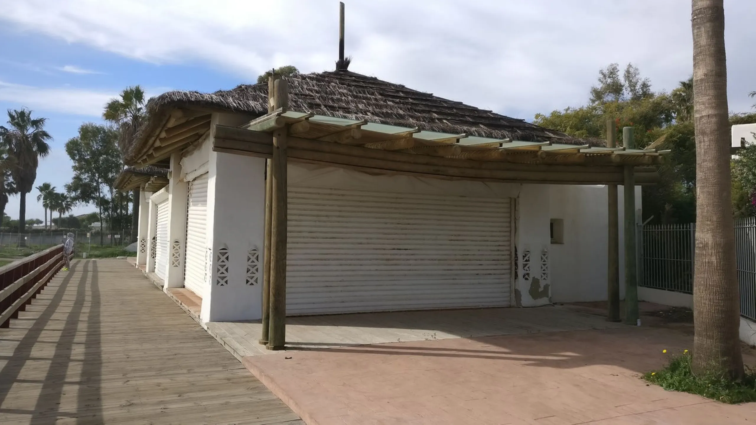 The beachfront restaurant of Ventura del Mar, located on the southern corner of the complex of the same name, was built together with the development and designed by the renowned architect Melvin Villarroel (Puente Romano, Sea Grill, Alcazaba, Alzambra, e