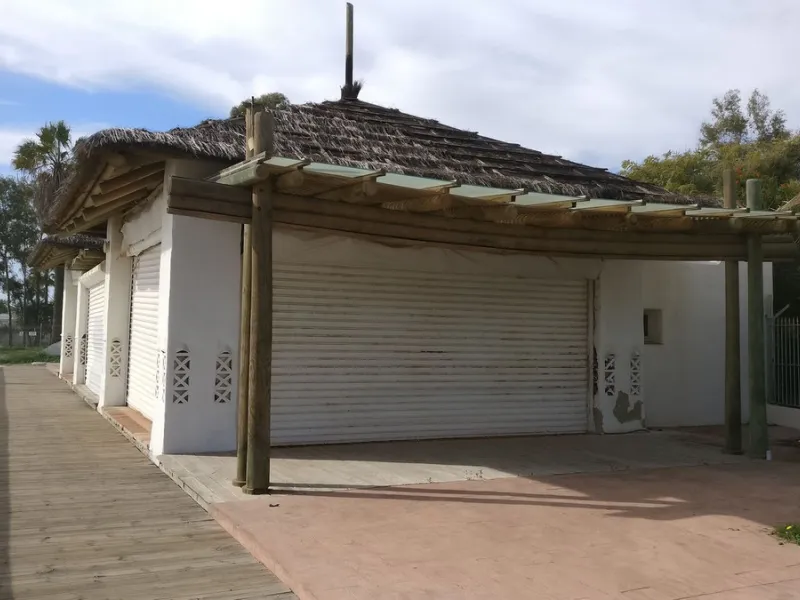 The beachfront restaurant of Ventura del Mar, located on the southern corner of the complex of the same name, was built together with the development and designed by the renowned architect Melvin Villarroel (Puente Romano, Sea Grill, Alcazaba, Alzambra, e