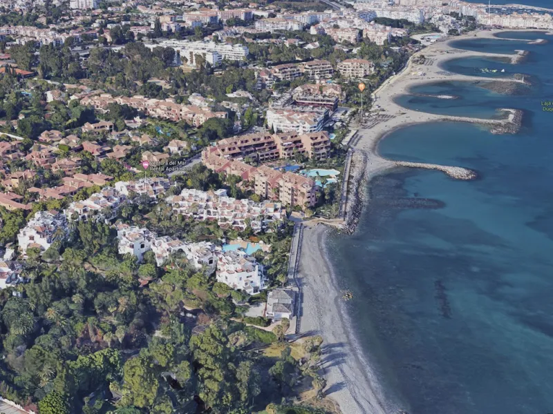 The beachfront restaurant of Ventura del Mar, located on the southern corner of the complex of the same name, was built together with the development and designed by the renowned architect Melvin Villarroel (Puente Romano, Sea Grill, Alcazaba, Alzambra, e