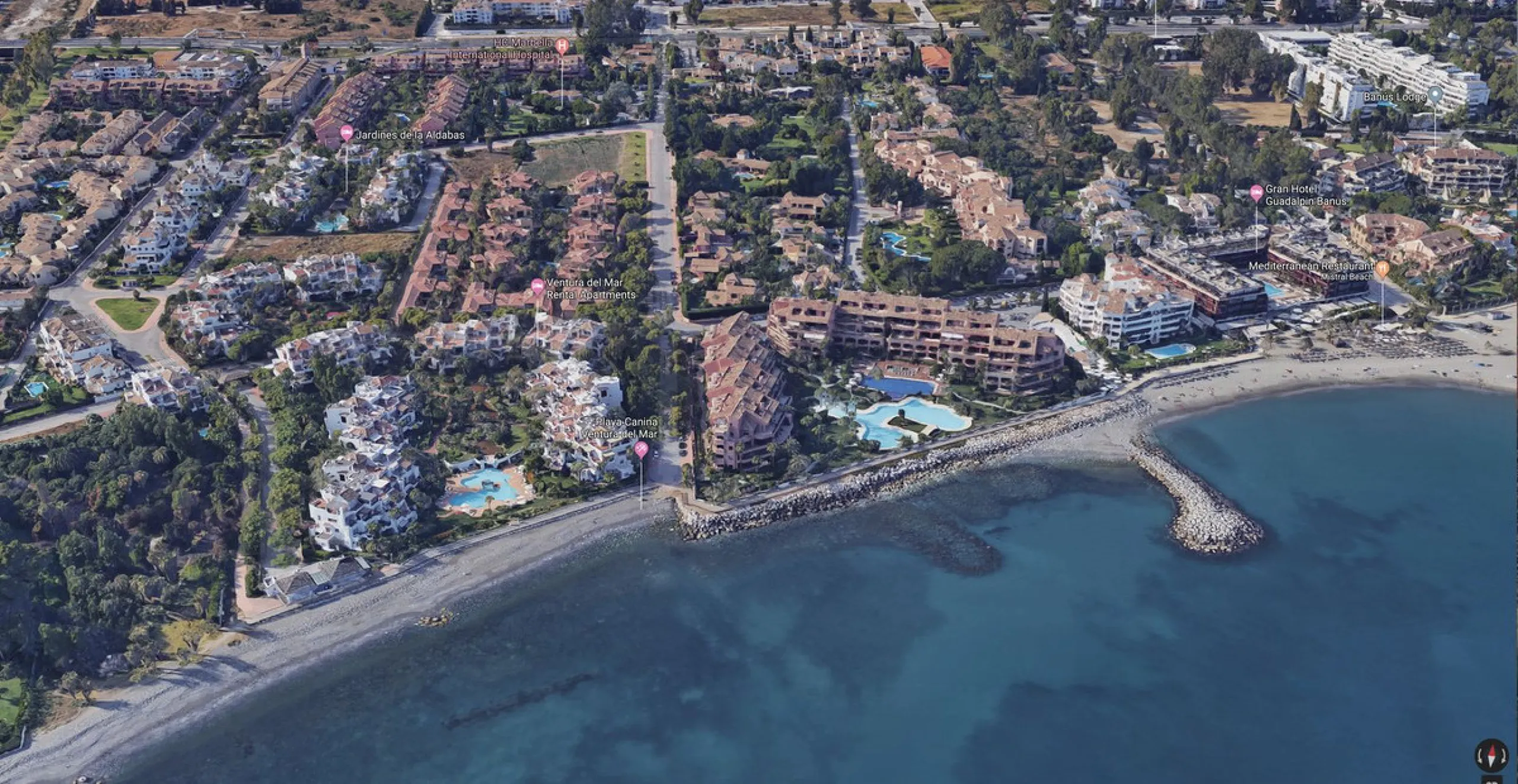 The beachfront restaurant of Ventura del Mar, located on the southern corner of the complex of the same name, was built together with the development and designed by the renowned architect Melvin Villarroel (Puente Romano, Sea Grill, Alcazaba, Alzambra, e