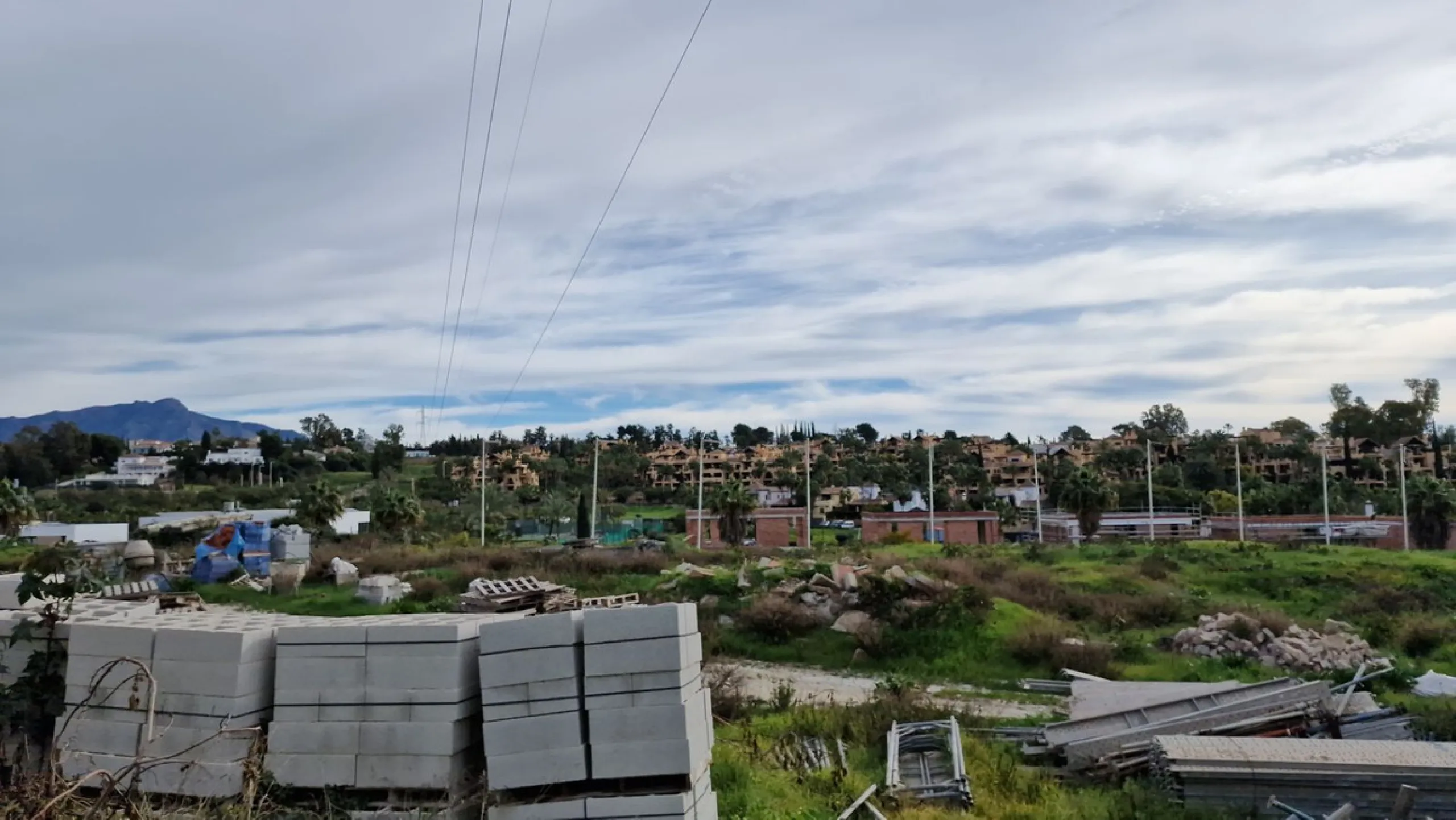 Plot - Residential Plot в продаже в Estepona, Málaga. Площадь дома 3900 м². Площадь участка 9751 м²