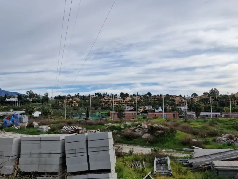 Plot - Residential Plot в продаже в Estepona, Málaga. Площадь дома 3900 м². Площадь участка 9751 м²