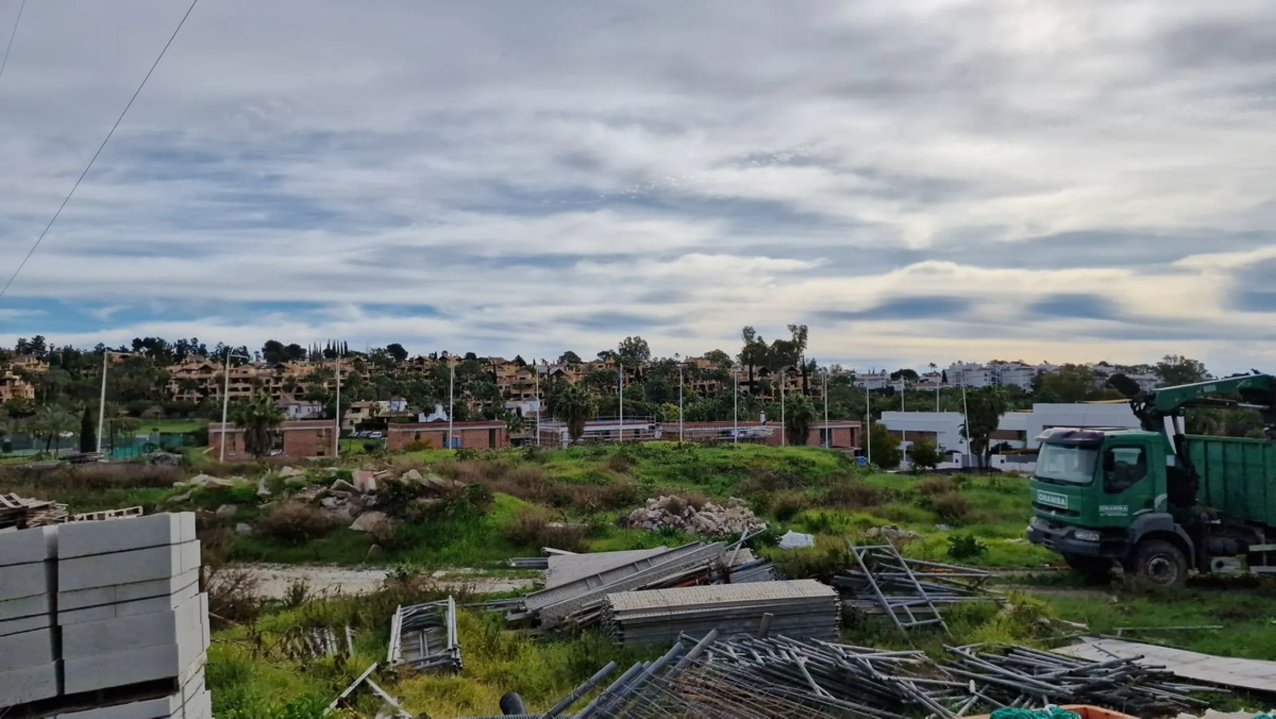 Plot - Residential Plot в продаже в Estepona, Málaga. Площадь дома 3900 м². Площадь участка 9751 м²
