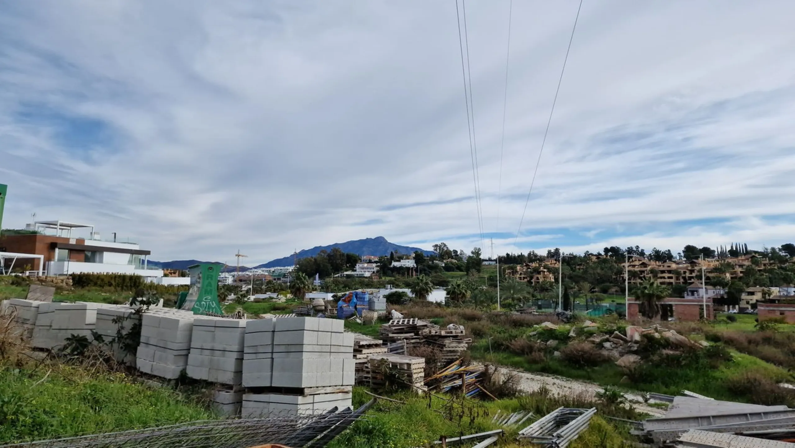 Plot - Residential Plot в продаже в Estepona, Málaga. Площадь дома 3900 м². Площадь участка 9751 м²
