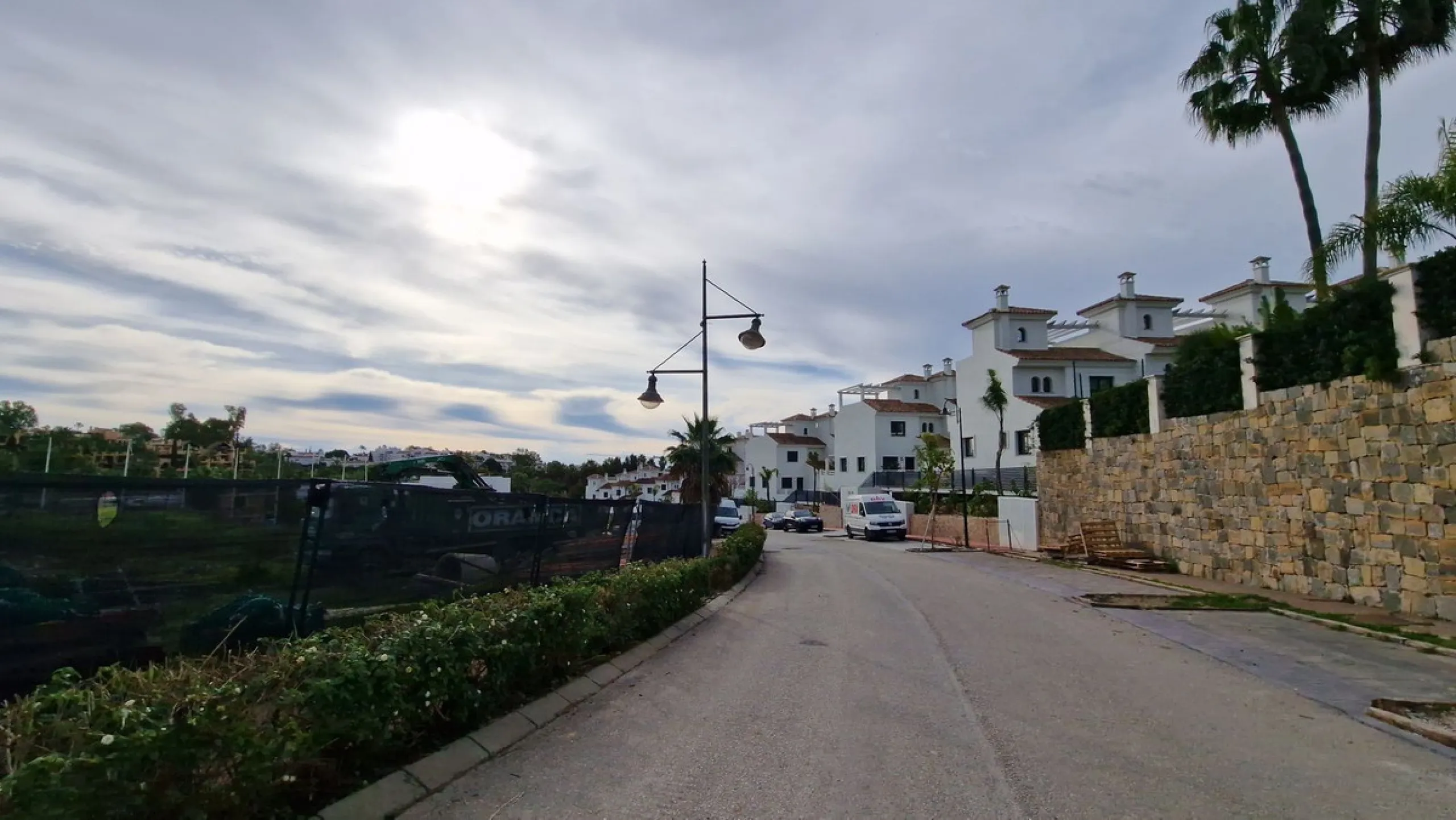 Plot - Residential Plot в продаже в Estepona, Málaga. Площадь дома 3900 м². Площадь участка 9751 м²